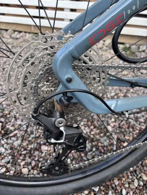 Detalj av cykelns kedja och kassett efter arbete